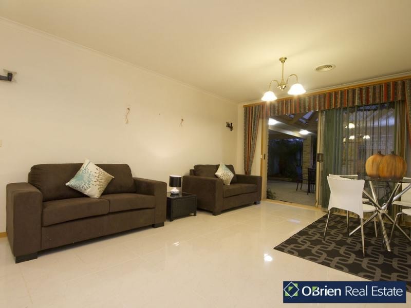 3 Christine Place, Cranbourne North VIC 3977