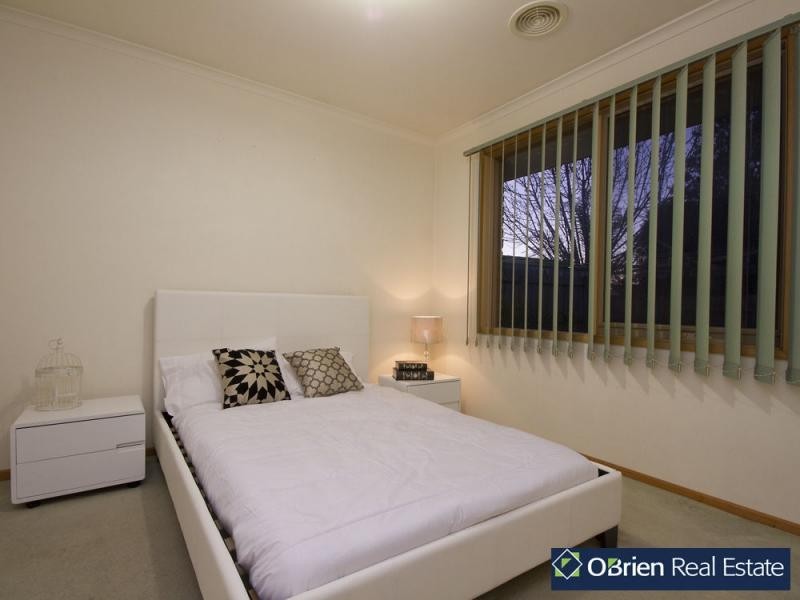 3 Christine Place, Cranbourne North VIC 3977