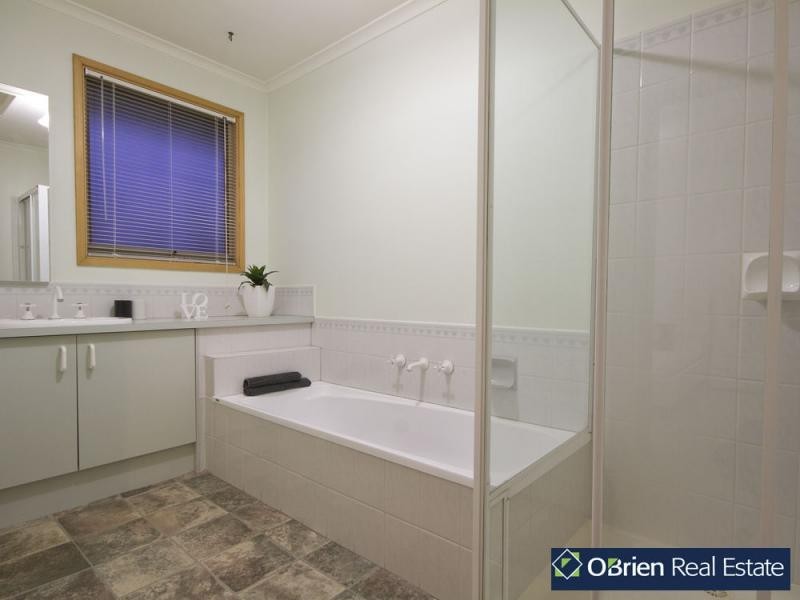 3 Christine Place, Cranbourne North VIC 3977