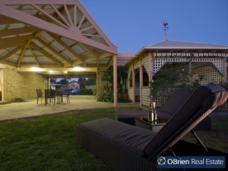 3 Christine Place, Cranbourne North VIC 3977