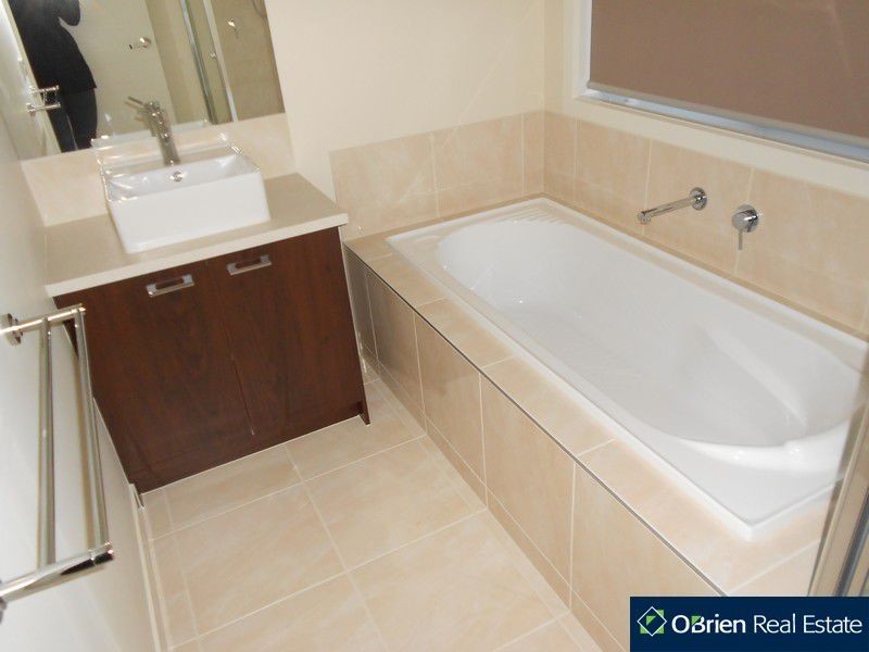 25 Markbeech Crescent, Officer VIC 3809