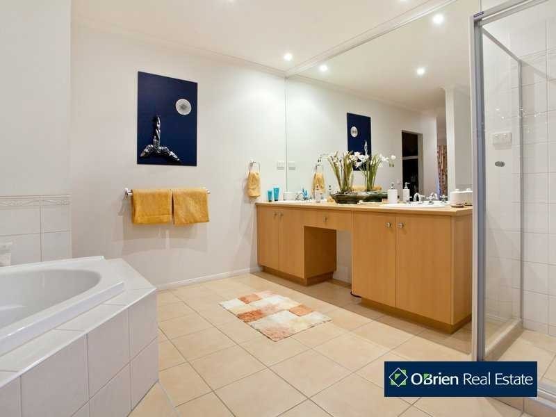 16 Spoonbill Street, Berwick VIC 3806