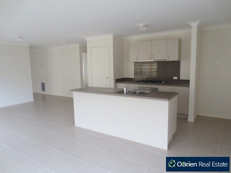27 Valencia Circuit, Cranbourne VIC 3977