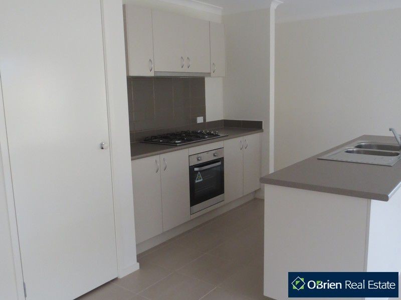 27 Valencia Circuit, Cranbourne VIC 3977