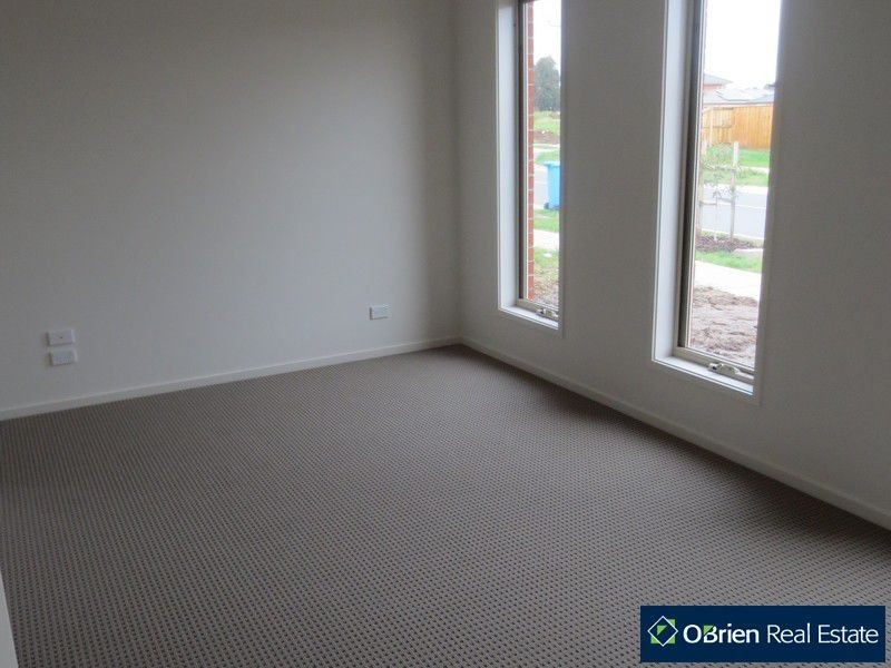 27 Valencia Circuit, Cranbourne VIC 3977