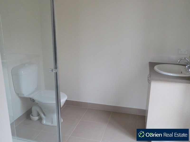 27 Valencia Circuit, Cranbourne VIC 3977