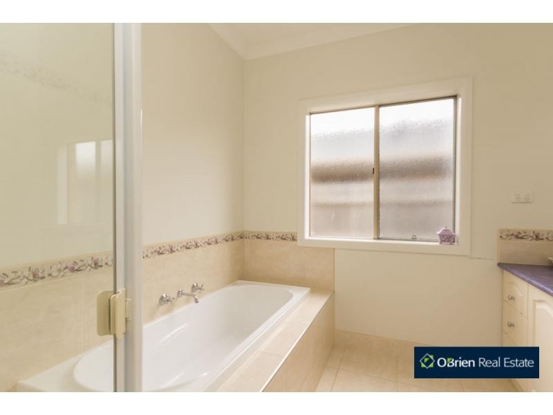10 Brookland Greens Boulevard, Cranbourne VIC 3977