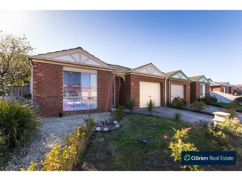 2 Armoy Close, Cranbourne East VIC 3977