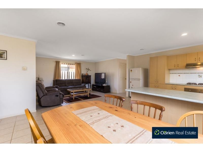 2 Armoy Close, Cranbourne East VIC 3977