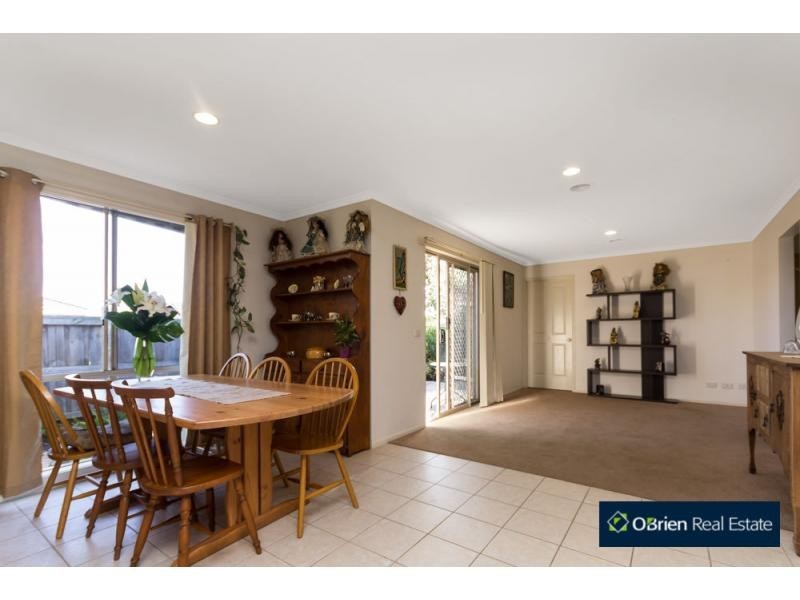 2 Armoy Close, Cranbourne East VIC 3977