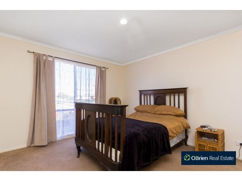 2 Armoy Close, Cranbourne East VIC 3977