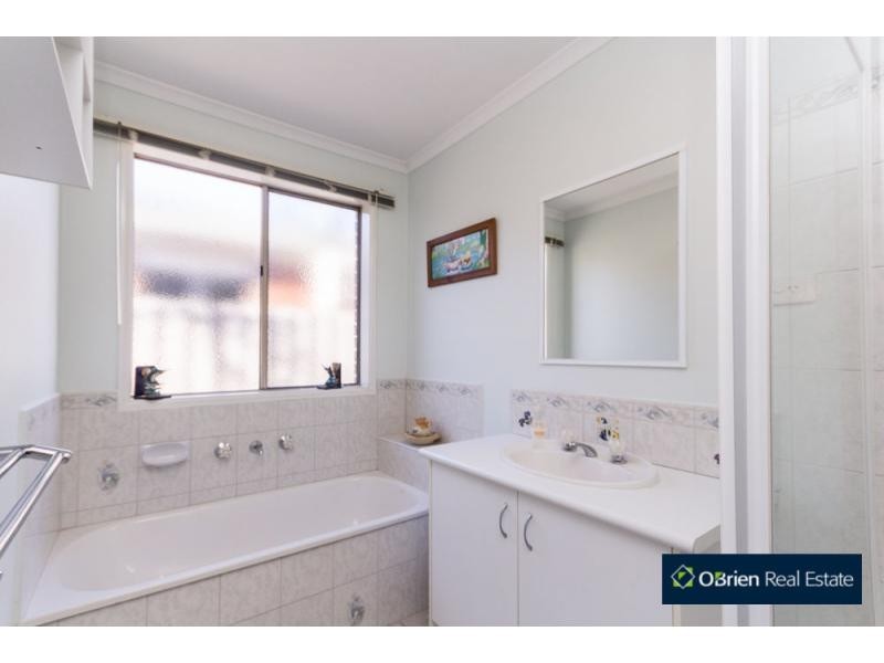 2 Armoy Close, Cranbourne East VIC 3977