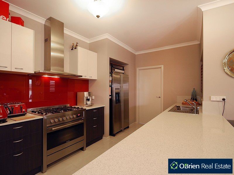 18 Tattle Grove, Cranbourne East VIC 3977