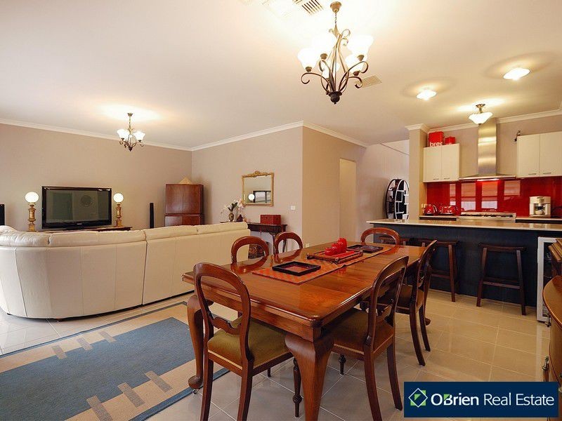 18 Tattle Grove, Cranbourne East VIC 3977