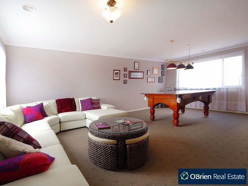 18 Tattle Grove, Cranbourne East VIC 3977