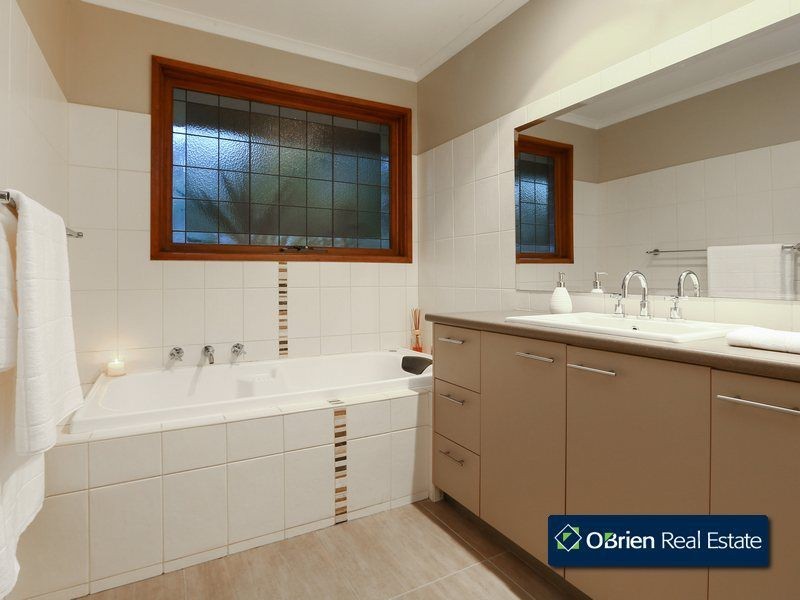 18 Earlston Square, Berwick VIC 3806