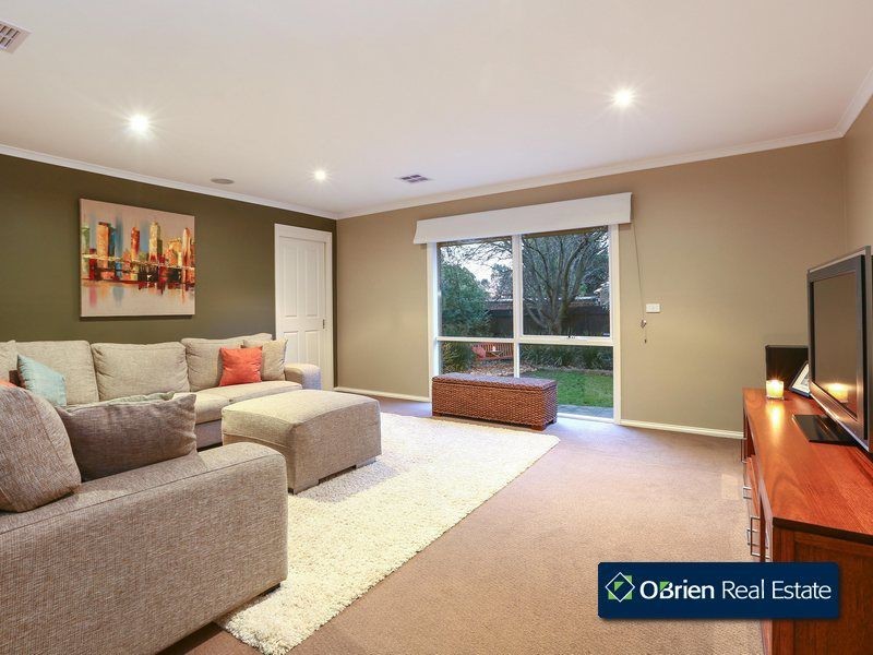 18 Earlston Square, Berwick VIC 3806