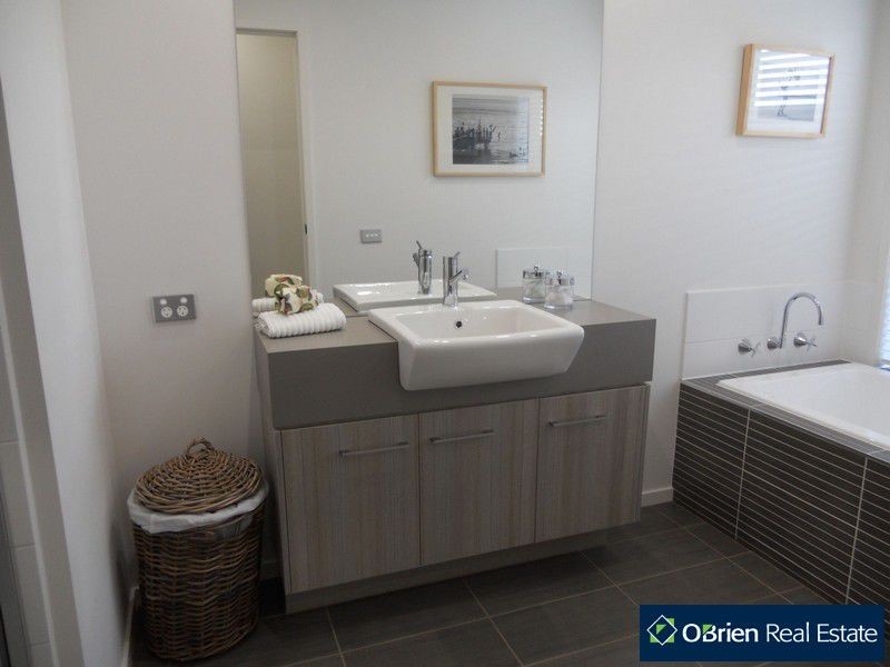 14 John Russell Road, Cranbourne VIC 3977