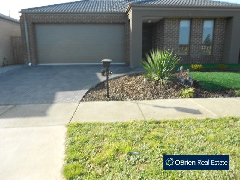 8 Sutton Rise, Cranbourne North VIC 3977