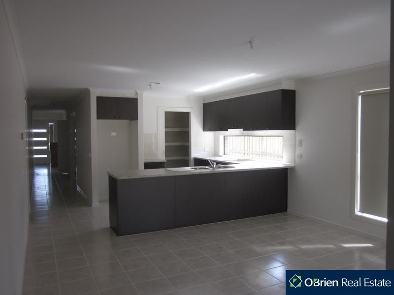 8 Sutton Rise, Cranbourne North VIC 3977