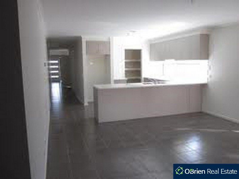 8 Sutton Rise, Cranbourne North VIC 3977