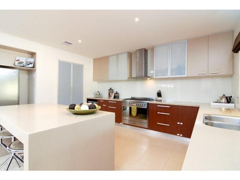 11 Greenfield Court, Cranbourne North VIC 3977