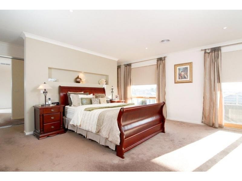 11 Greenfield Court, Cranbourne North VIC 3977