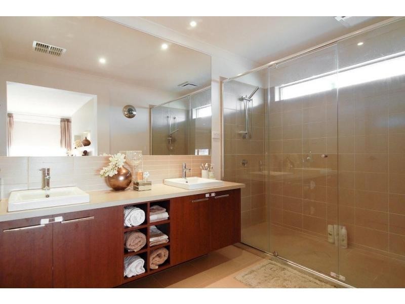 11 Greenfield Court, Cranbourne North VIC 3977