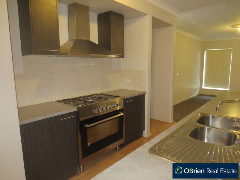 48 Abrus Circuit, Cranbourne VIC 3977