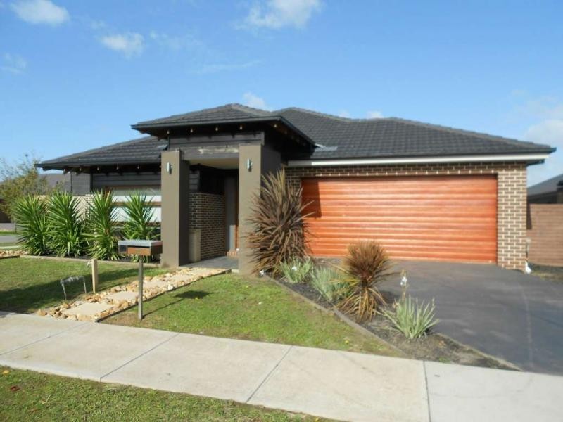 15 Manorwood Way, Berwick VIC 3806