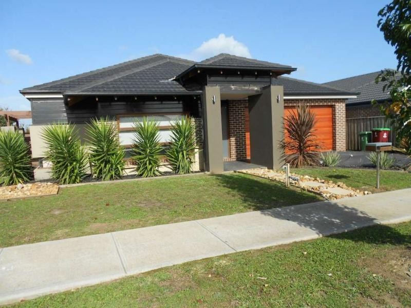 15 Manorwood Way, Berwick VIC 3806