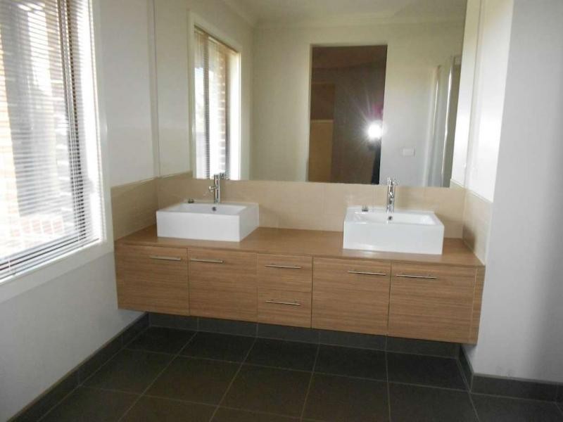 15 Manorwood Way, Berwick VIC 3806