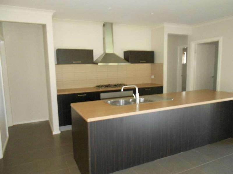 15 Manorwood Way, Berwick VIC 3806