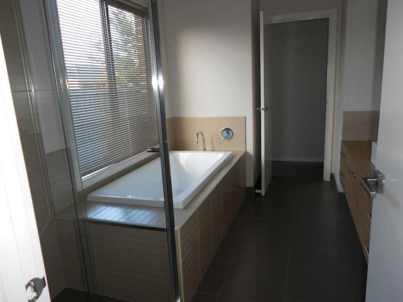 15 Manorwood Way, Berwick VIC 3806