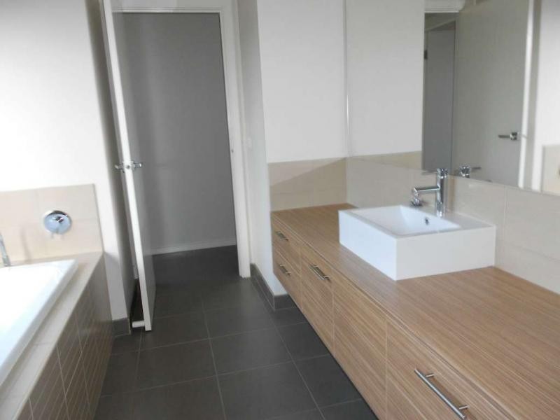 15 Manorwood Way, Berwick VIC 3806