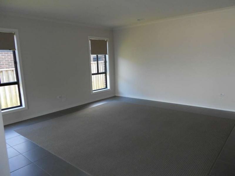 15 Manorwood Way, Berwick VIC 3806