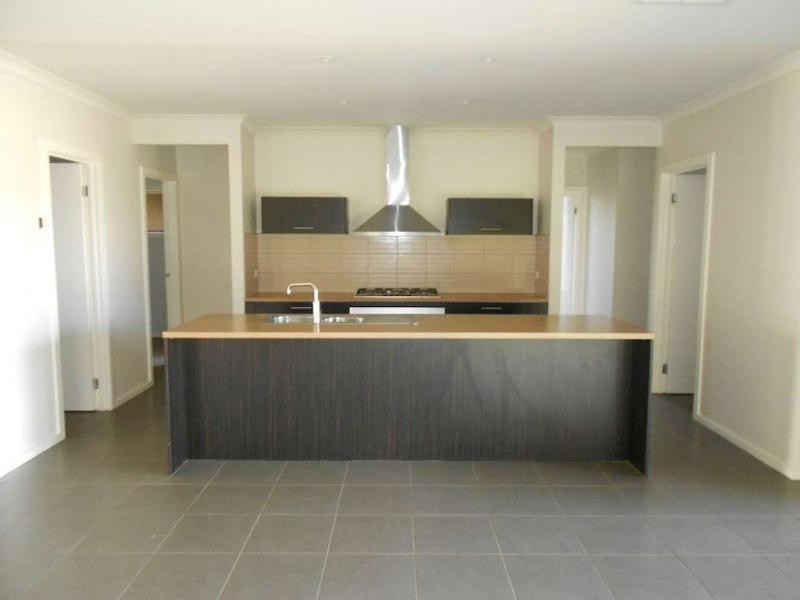 15 Manorwood Way, Berwick VIC 3806