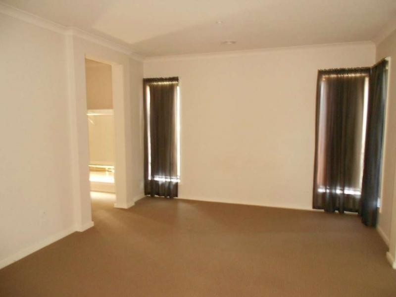 15 Manorwood Way, Berwick VIC 3806