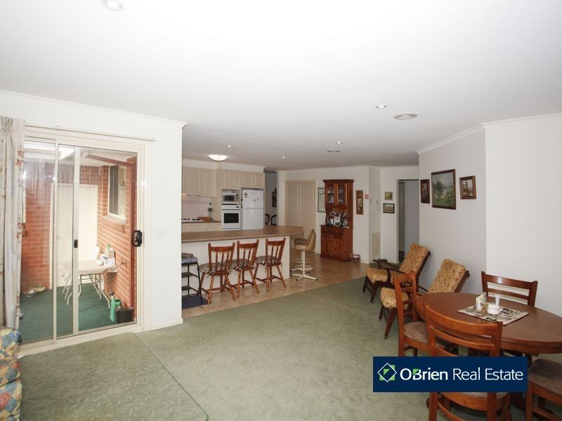 13 Pioneers Crescent, Pakenham VIC 3810