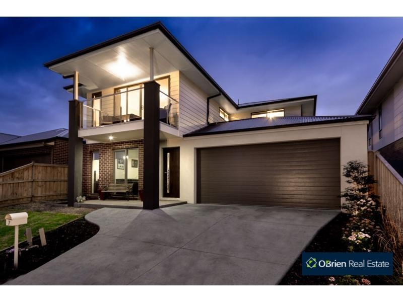 7 Maeve Circuit, Cranbourne East VIC 3977
