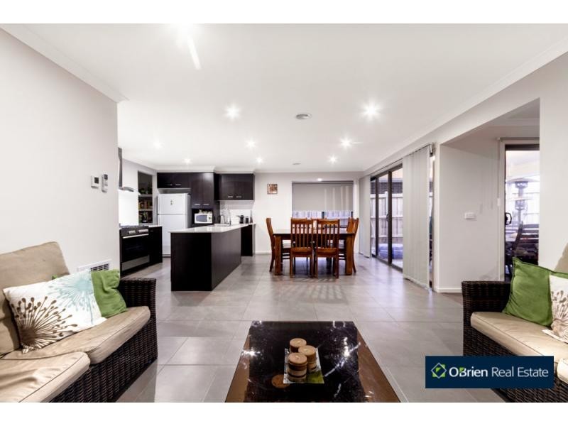 7 Maeve Circuit, Cranbourne East VIC 3977