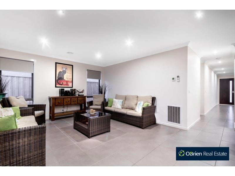 7 Maeve Circuit, Cranbourne East VIC 3977