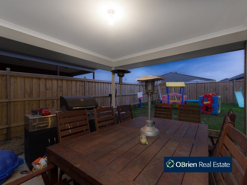 7 Maeve Circuit, Cranbourne East VIC 3977