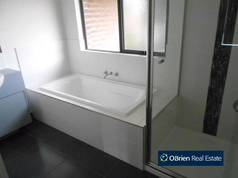 1 Kayanite Way, Officer VIC 3809