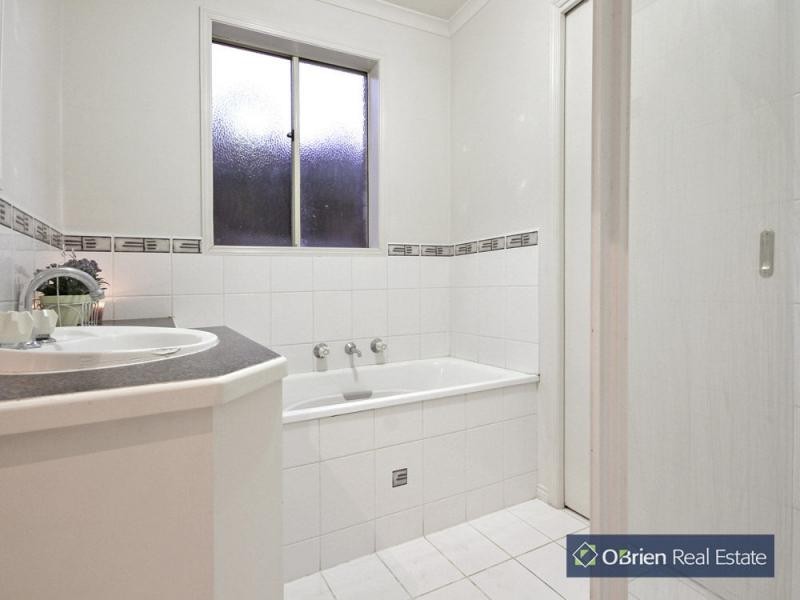 60 Scarborough Avenue, Cranbourne West VIC 3977