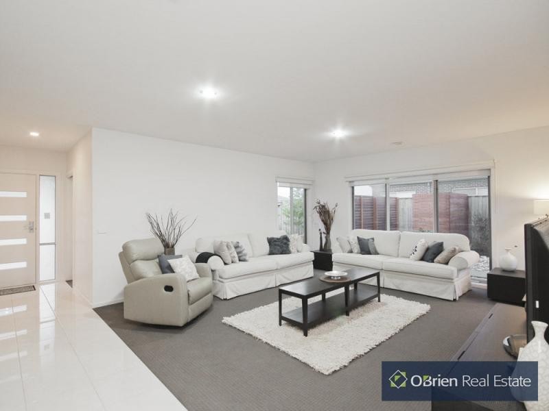 4 Evesham Street, Cranbourne North VIC 3977