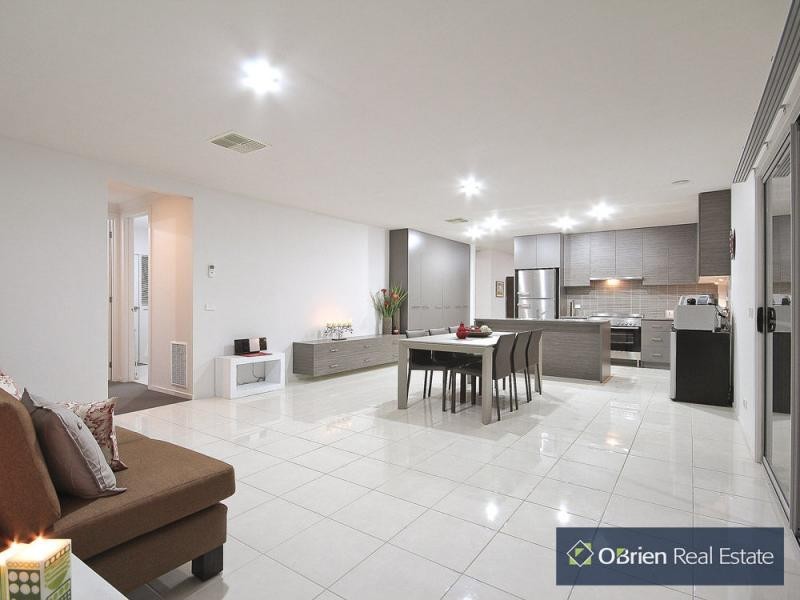 4 Evesham Street, Cranbourne North VIC 3977