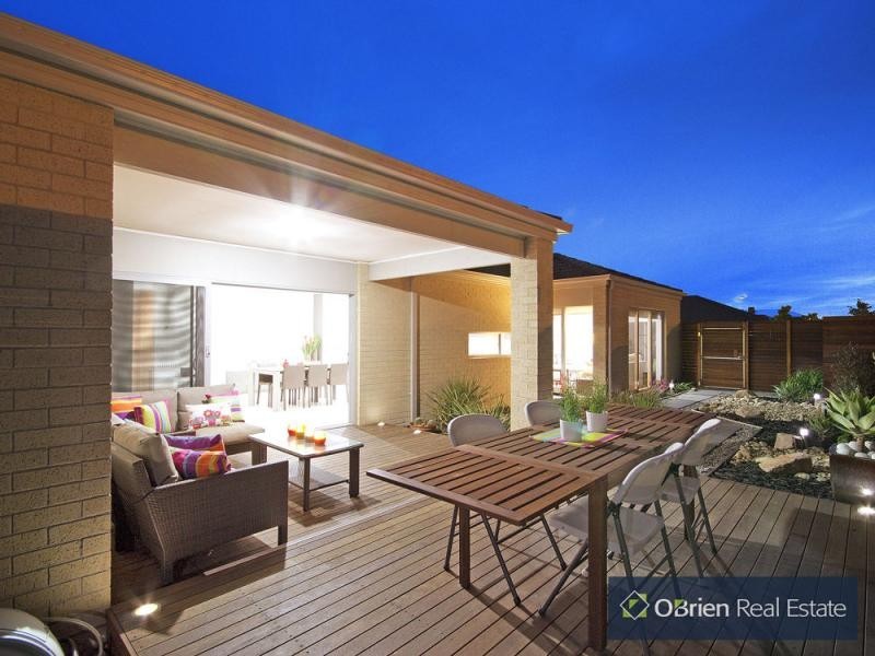 4 Evesham Street, Cranbourne North VIC 3977