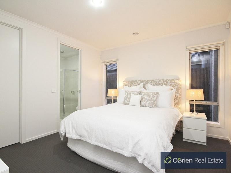 4 Evesham Street, Cranbourne North VIC 3977