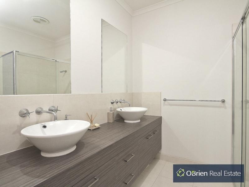 4 Evesham Street, Cranbourne North VIC 3977